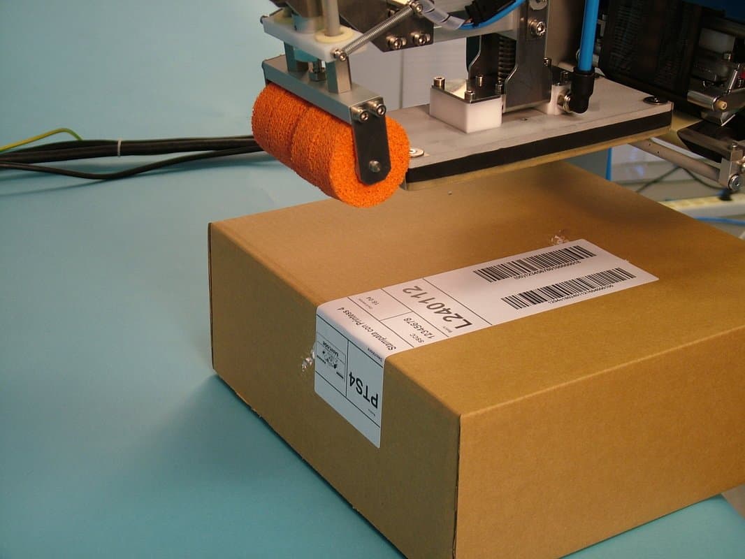 Applicazione etichetta a 90° con applicatore Corner