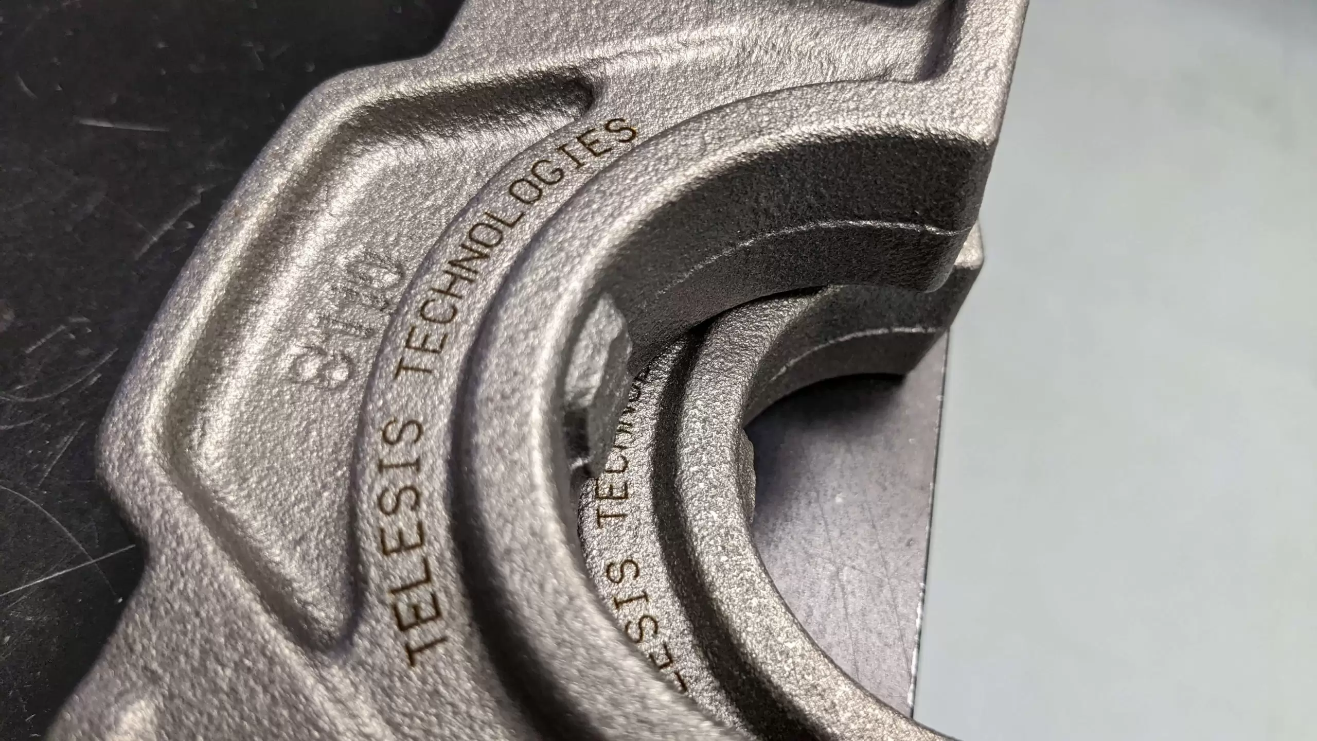 Marcatura Curva Metallo Laser Fibra SummitPro Telesis